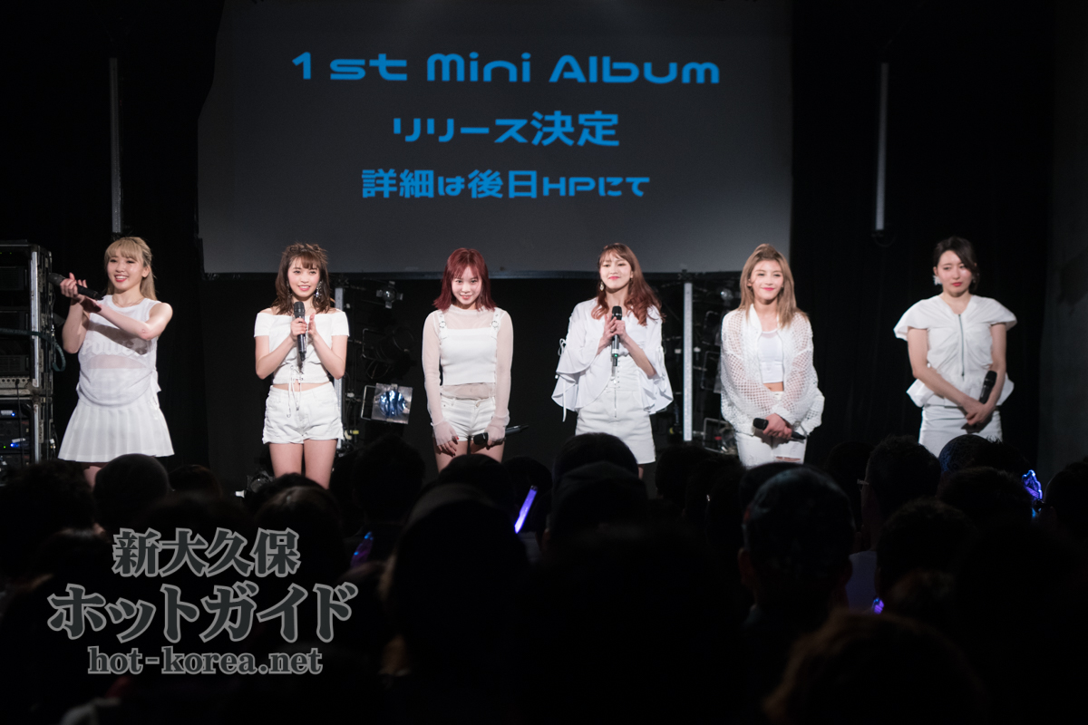 新メンバーのYUMA(左から3番目)とAIRI(左から4番目)