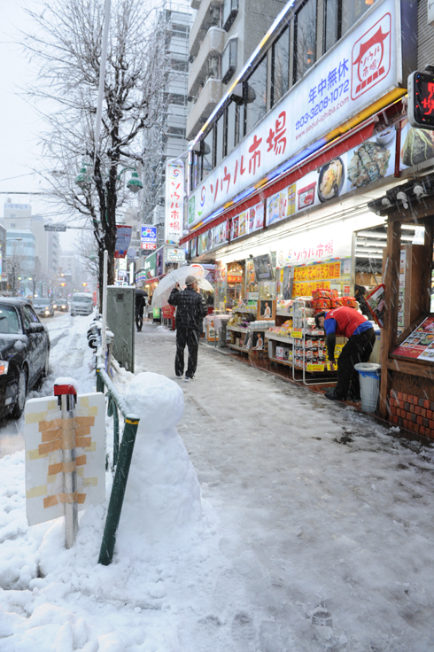 「ソウル市場」前には雪だるまが