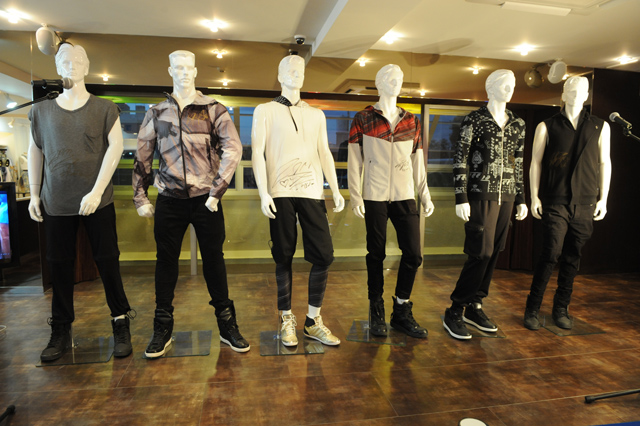 2PMがフッチョのCM撮影で実際に着用した衣装展示も